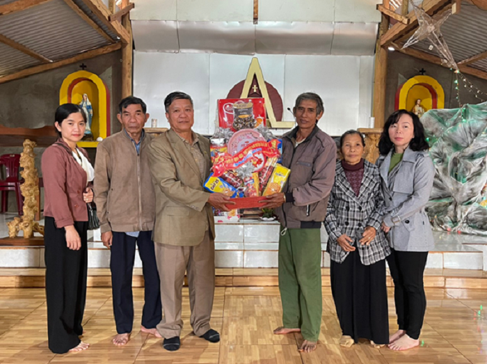 Đoàn công tác của Huyện uỷ thăm, chúc mừng giáng sinh các điểm, chi hội trên địa bàn xã Ea Hiao, Ea Sol và xã Dliê Yang.